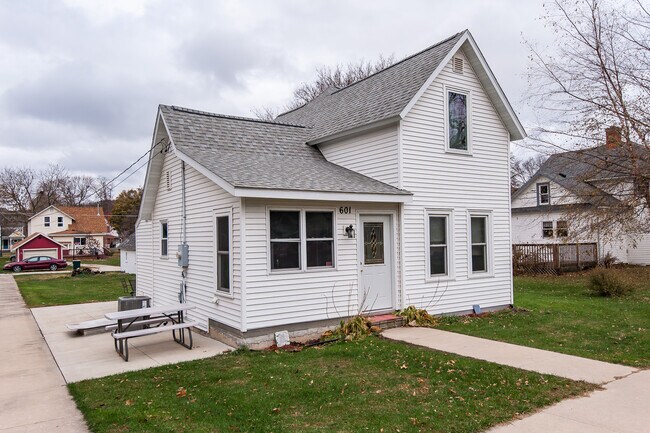Building Photo - 601 Kenilworth Ave S