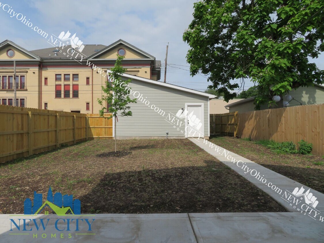 Foto del edificio - 3 Bedrooms, 2.5 Bathrooms with 2 Car Garag...