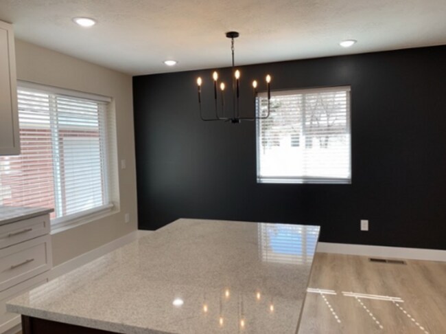 Foto del edificio - Beautifully Remodeled Cottonwood Heights Home!
