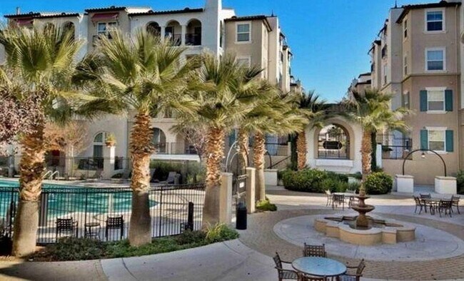 Foto del edificio - Spacious Two Level Luxury 2 Bed/2.5 Bath C...
