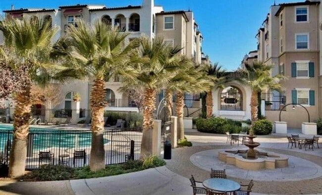 Building Photo - Spacious Two Level Luxury 2 Bed/2.5 Bath C...