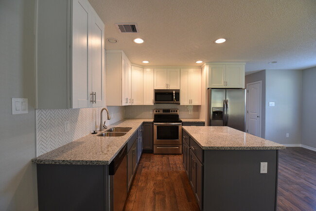 Building Photo - 208 5th St