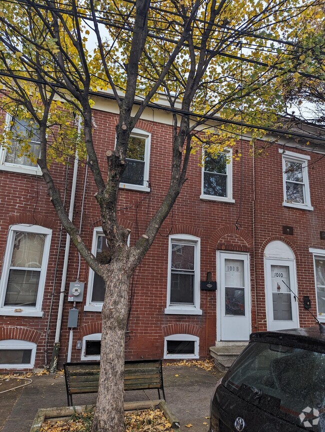 Building Photo - 1008 W 5th St