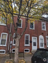 Building Photo - 1008 W 5th St