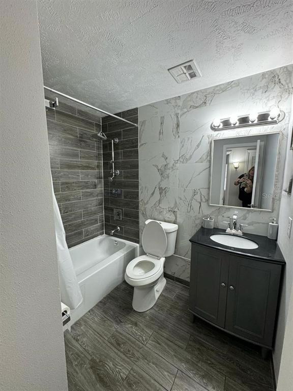 Foto del edificio - 1649 W Oak Ridge Rd