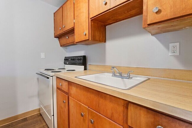 Building Photo - 1 bedroom 1 bath. FIRST MONTH FREE!!!!