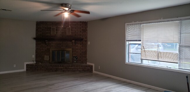 Building Photo - 717 Sundale Dr