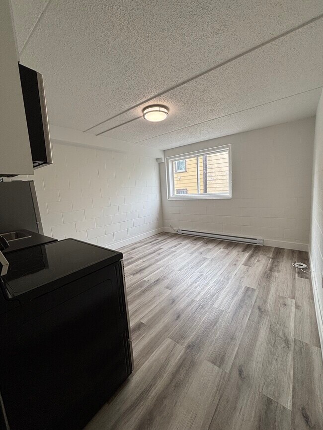 Photo du bâtiment - NEWLY RENOVATED - BACHELOR UNITS