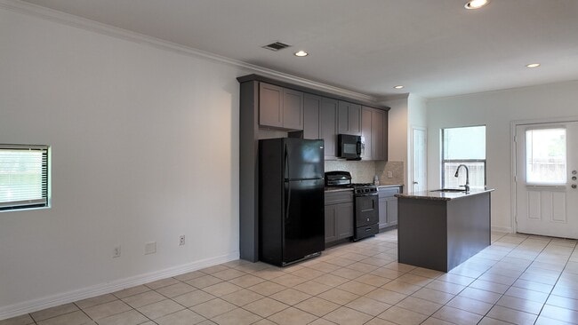 Foto del edificio - 8710 Knox St