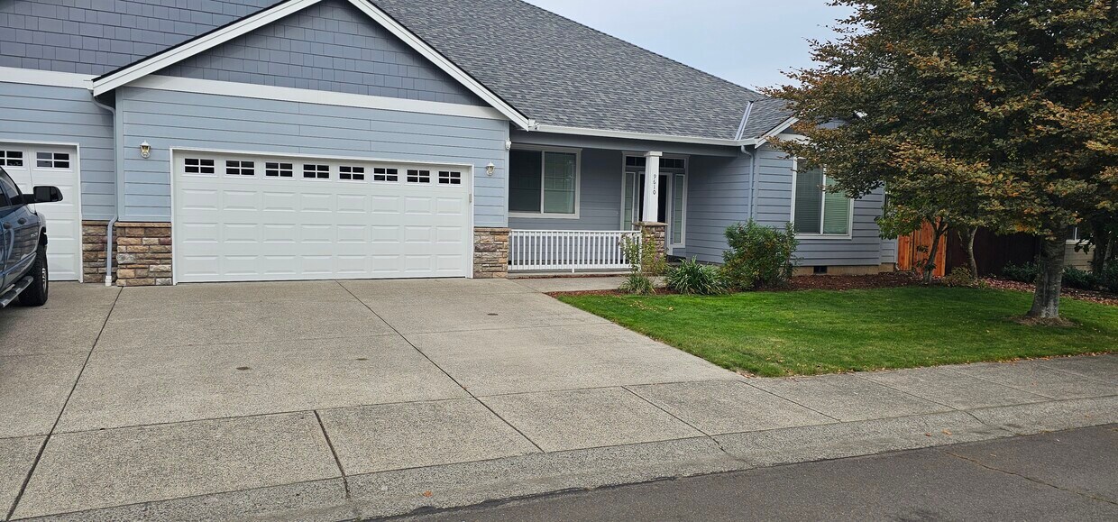 Foto principal - 9610 NE 102nd St