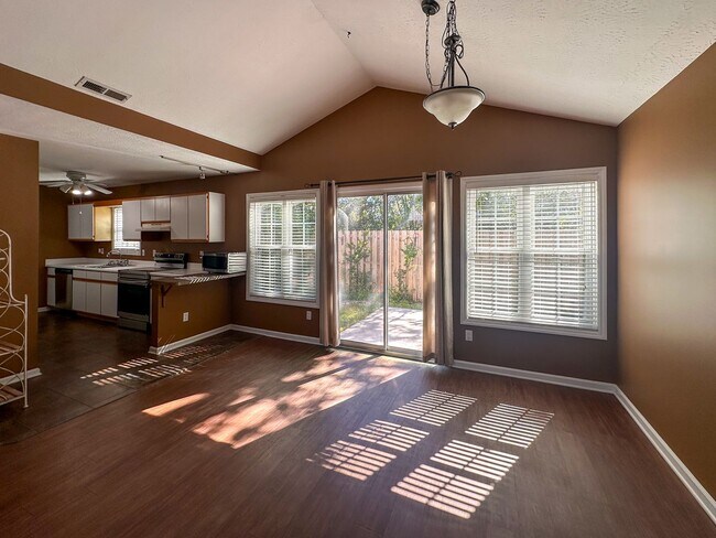 Building Photo - Stunning, pet friendly townhouse located i...