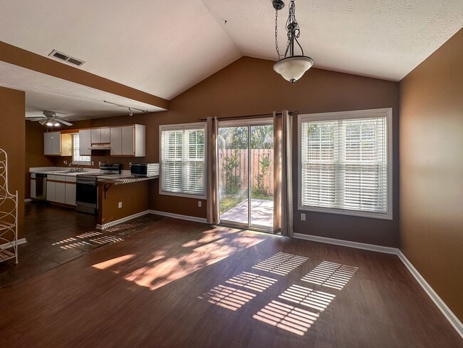 Foto del edificio - Stunning, pet friendly townhouse located i...