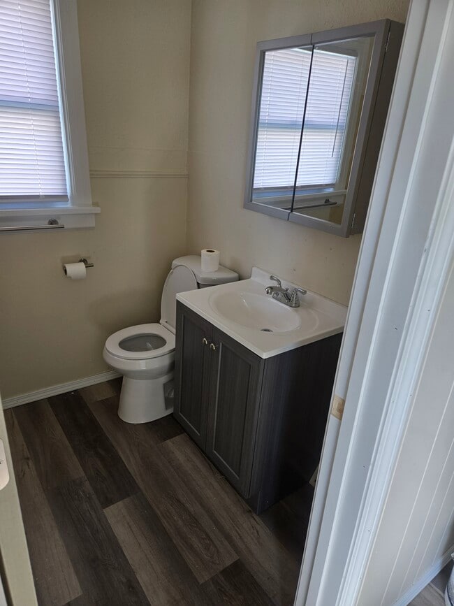 Building Photo - 726 W Clay St