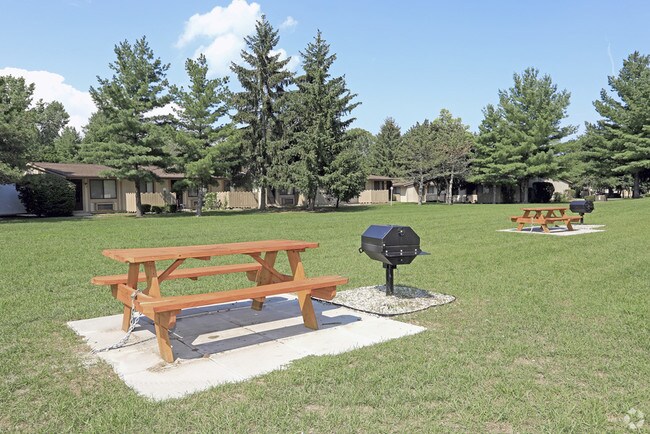 Disfrute de momentos de serenidad en este exquisito oasis de asientos al aire libre, perfecto para reuniones y relajación. - Westmoore Apartments