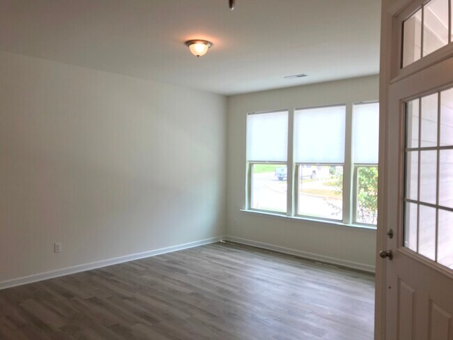 Building Photo - 1704 Shady Oaks Dr