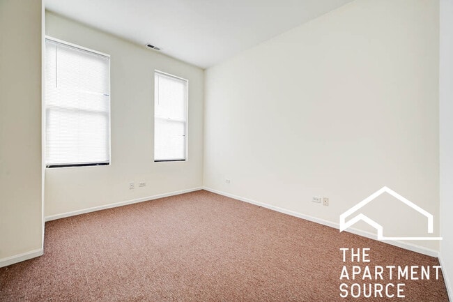 Building Photo - 1260 N Greenview Ave