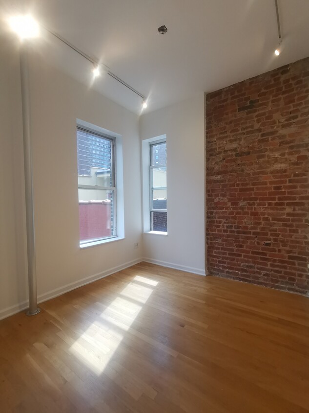 Foto principal - 235 E 24th St