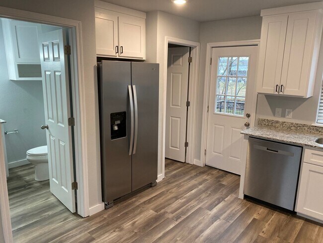 Foto del edificio - School Year Lease! 3 Bedrooms, 2.5 Bathrooms Townhouse near University of Arkansas - 1x Car Garag...