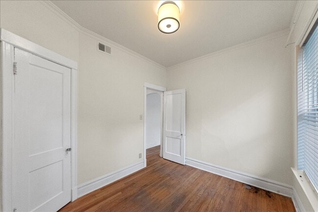 Building Photo - 1353 W Catalpa Ave