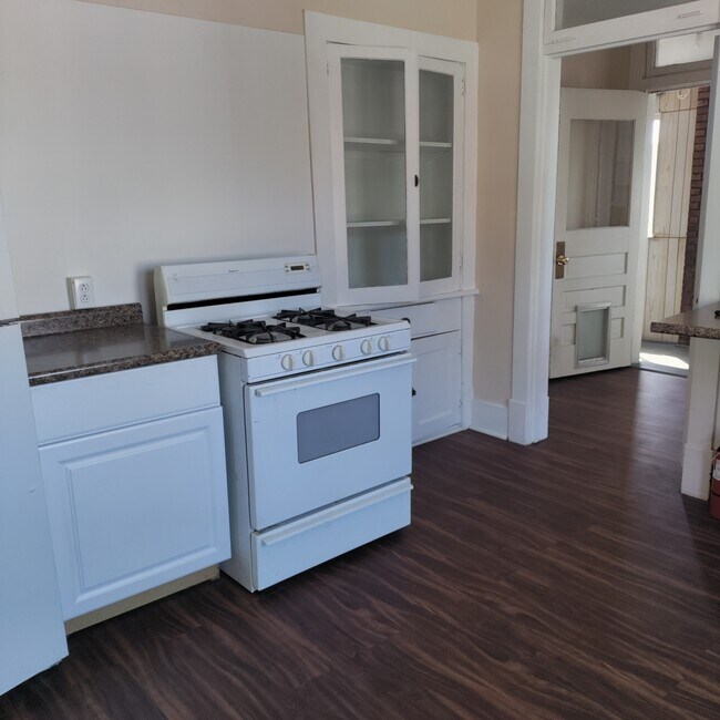 Kitchen - 999 Beaver Rd