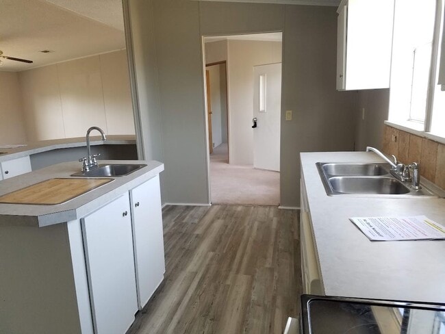 Building Photo - BIG 1,800 sq ft 3 Bedroom, 2 bath + office / den (could be a 4th bedroom)