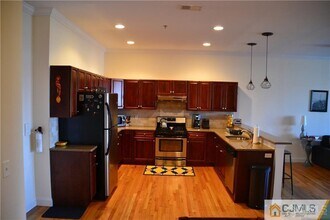 Building Photo - 547 Sayre Ave