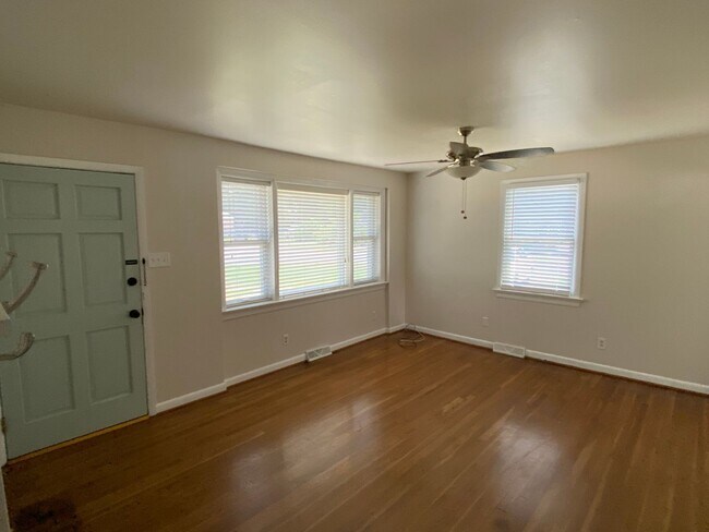 Foto del edificio - -- AVAILABLE JUNE 5TH — 3 BR / 1 BA Newly Renovated Ranch Home. Available June 5th!