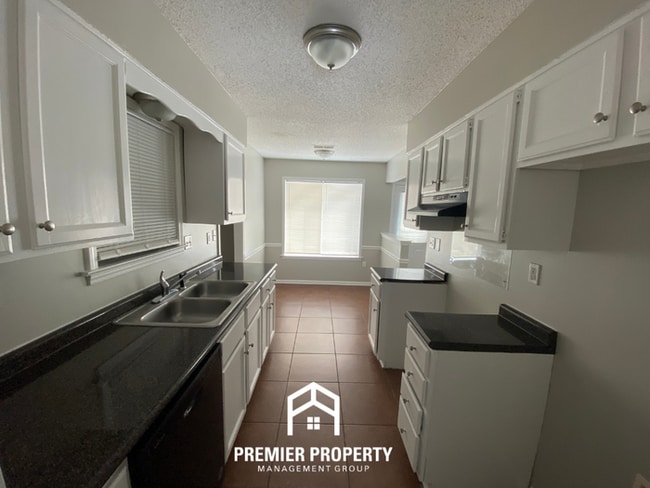 Building Photo - Spacious 3BR Memphis Home w/ Vaulted Ceilings, Brick Fireplace & Fenced Yard