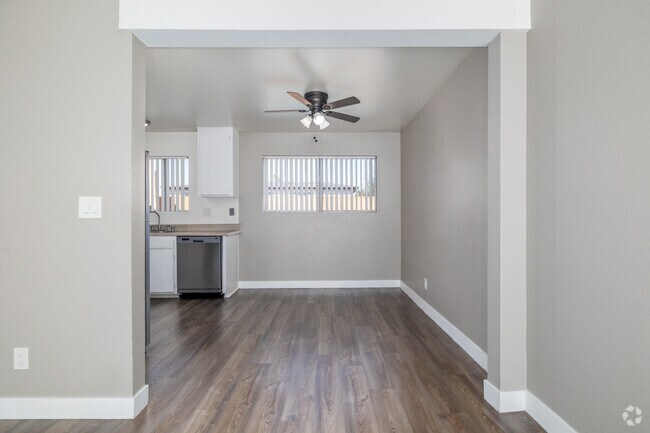 2 habitaciones, 2 baños - 1000 pies cuadrados - Cocina - 910 Enterprise Ave.