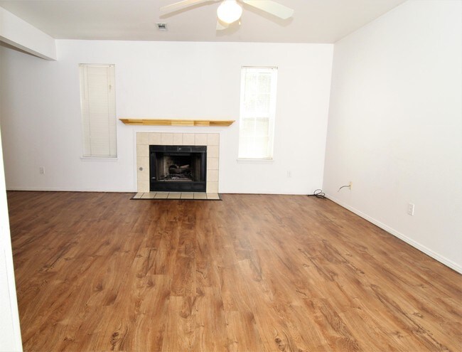 Building Photo - 1004 N Molly Ct