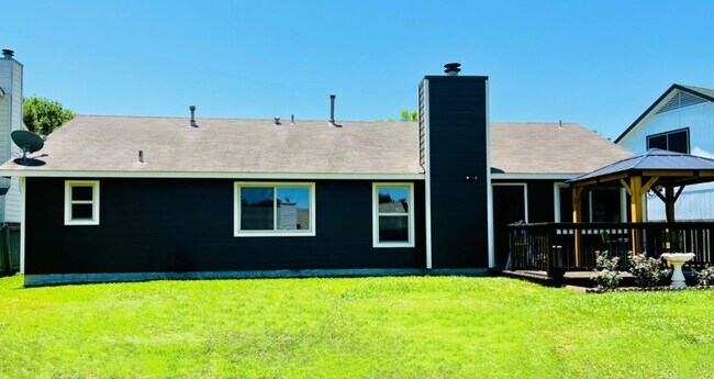 Building Photo - 607 Amaryllis Ave