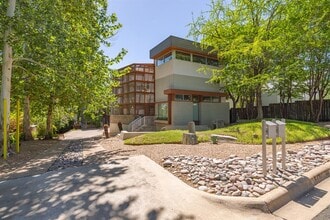 Building Photo - 2801 Oak Crest Ave