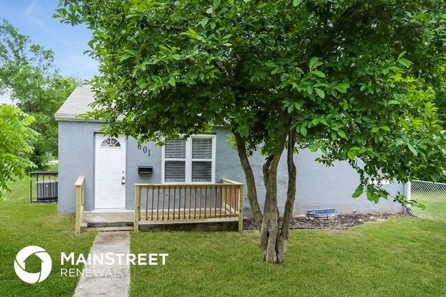 Building Photo - 601 Oak St