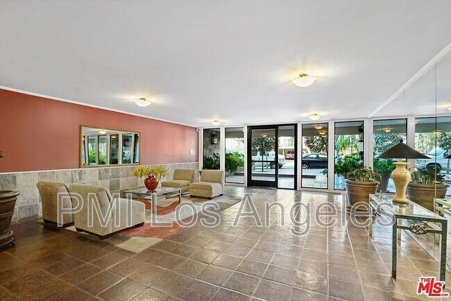 Foto del edificio - 1230 N Sweetzer Ave