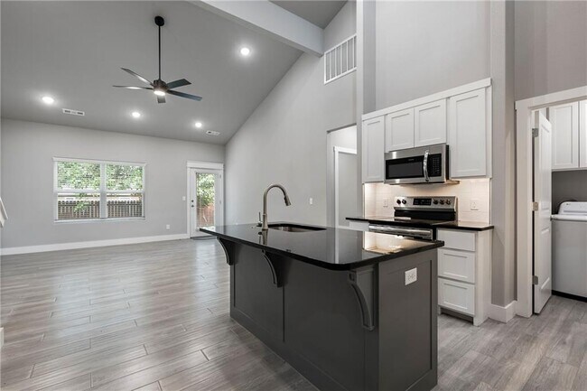 Building Photo - 652 Sun Meadows Loop