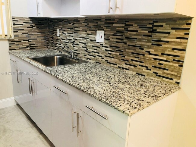 Building Photo - 2615 Polk St