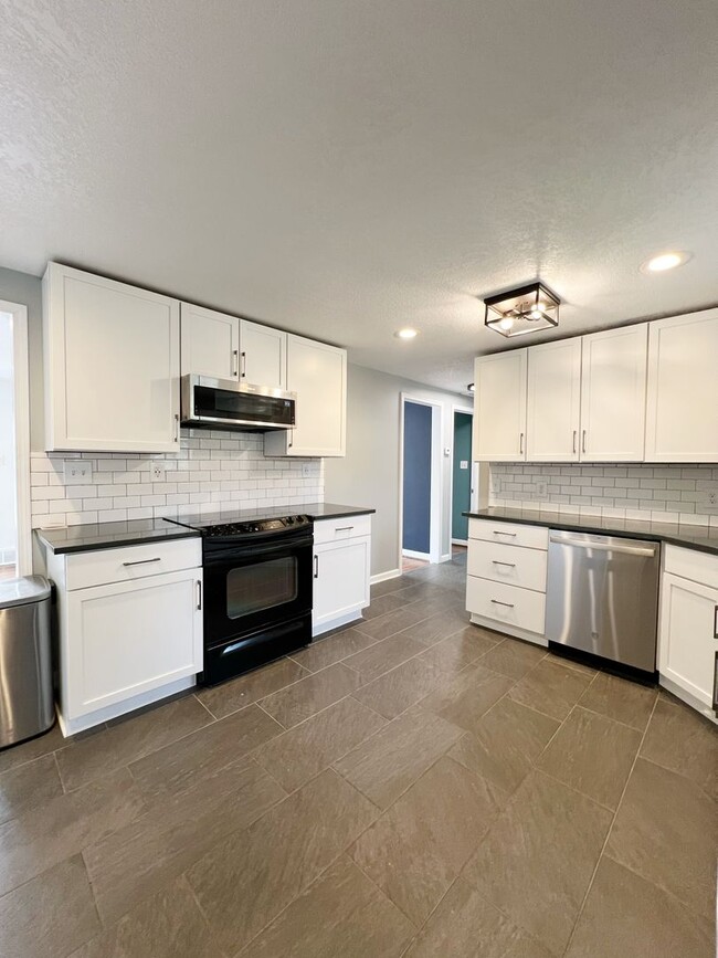Building Photo - Stylishly Renovated Shawnee Home – Move-In...