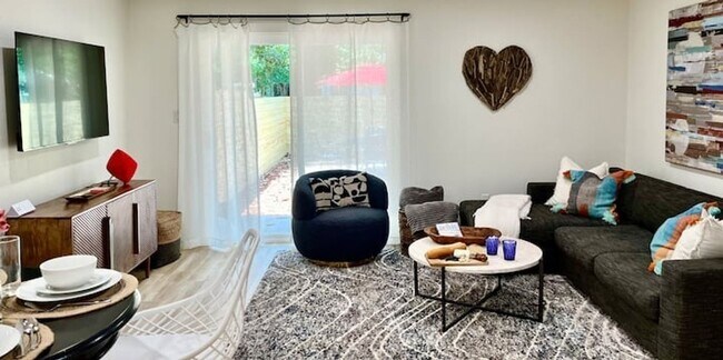Building Photo - Beautifully Renovated Townhome Near the Be...