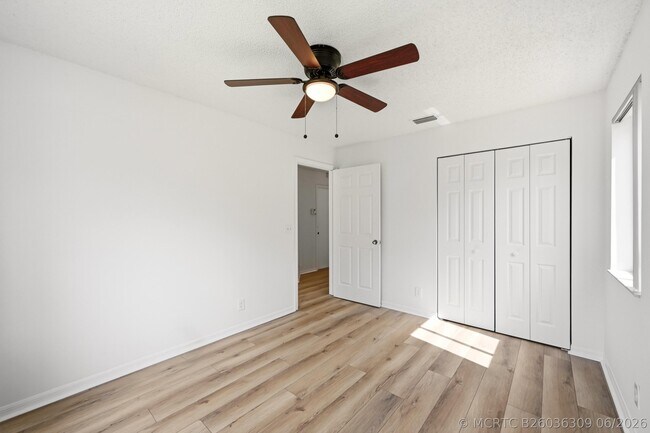 Building Photo - 7618 Pinewalk Dr S