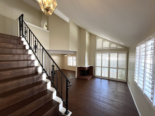 Foto del edificio - Spacious End Unit Home with 2 Master Suite...