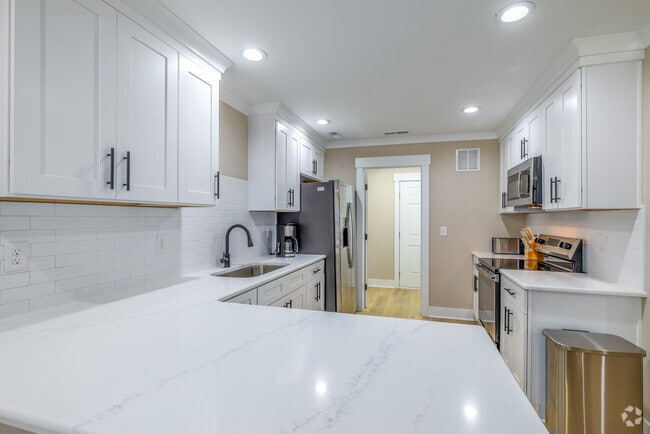 2BR, 2BA - 950SF - Kitchen - 100-106 Pilot Station Dr