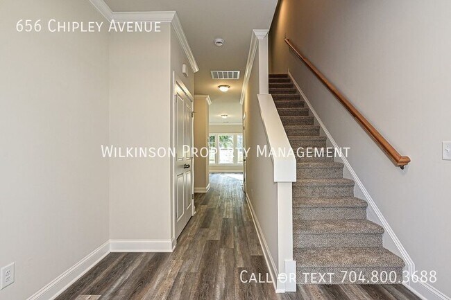Foto del edificio - 3-Bedroom Townhouse with Proximity to Char...