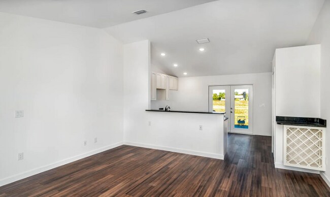 Building Photo - Cozy Home