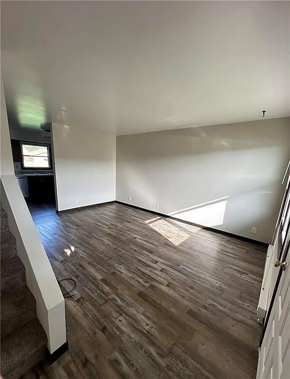 Building Photo - 2 Bedroom Duplex With New Updated Kitchen ...