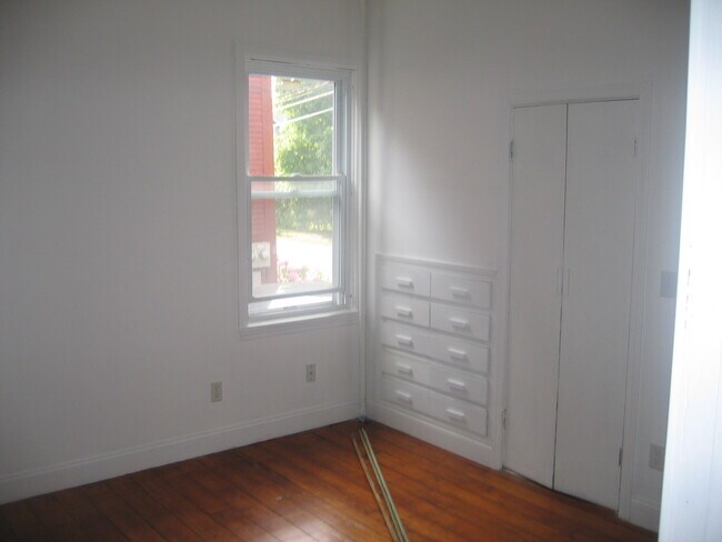 Foto del edificio - 28 Tucker Ave