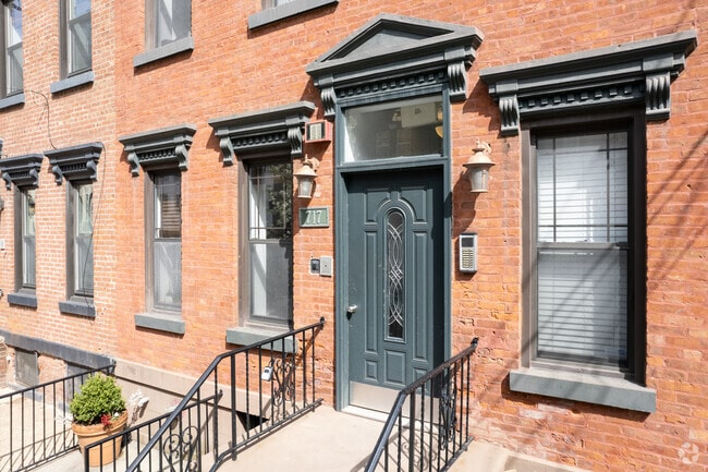 Entrance - 717 Adams St