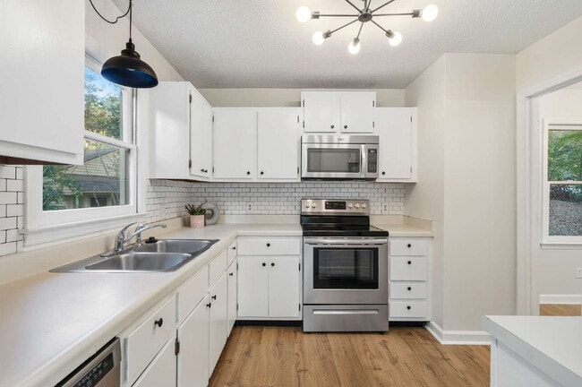 Building Photo - 3-Bed Spacious End Unit Townhouse