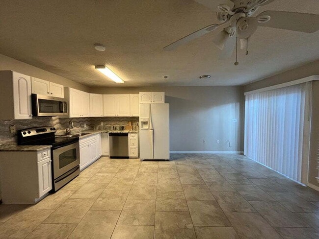 Building Photo - "Charming 3-Bedroom Townhouse in Fort Walt...