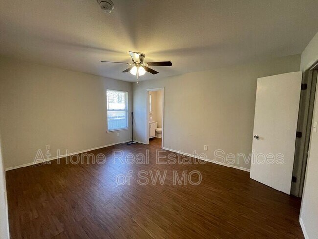 Building Photo - 219 E Glenwood St