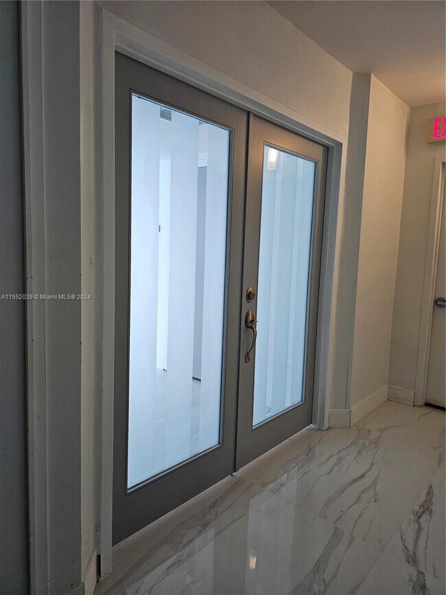 Foto del edificio - 19111 Collins Ave